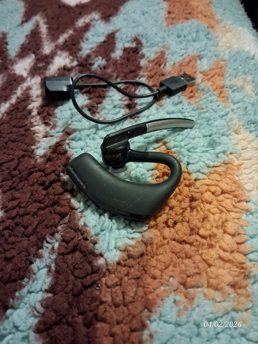 Plantronics Voyager 5200 Wireless Bluetooth Headset + Charging Cable